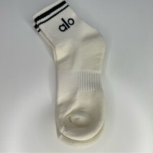 Alo yoga crew socks in beige new never used
